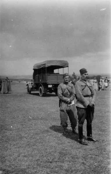 Zdjęcie przedstawia dowódcę 10 PSK i adiutanta pułku podczas ćwiczeń letnich w terenie.