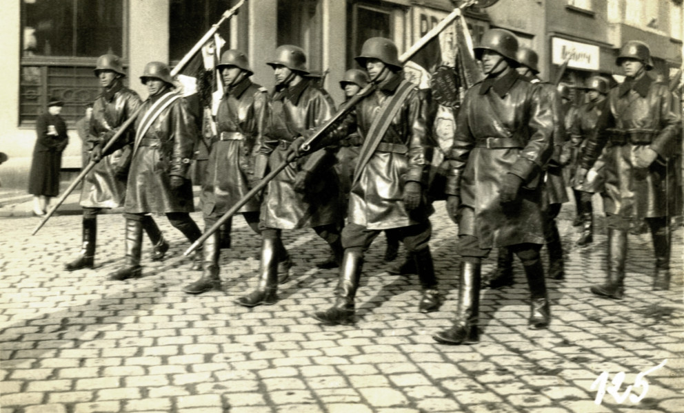 Na zdjęciu widać umundurowanie wojsk motorowych i pancernych podczas defilady.