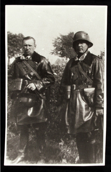 Zdjęcie przedstawia dwóch oficerów 10 PSK (pierwszy od lewej dowódca 1 szwadronu) obaj są ubrani w kurtki czarne, skórzane wz. 36, hełmy wz,16, rotmistrz trzyma go w ręce.