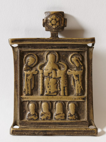 ikona odlewana z mosiądzu i cyzelowana; cztery narożne otwory w obrębie bordiury pola kompozycyjnego; w zwieńczeniu zawieszka ozdobiona rozetą