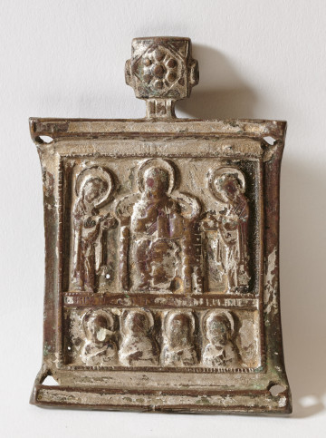 ikona odlewana z mosiądzu i cyzelowana; cztery narożne otwory w obrębie bordiury pola kompozycyjnego; w zwieńczeniu zawieszka ozdobiona rozetą