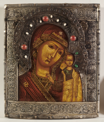 : ikona w okładzie, z popiersiowym wizerunkiem Bogurodzicy Hodigitrii i frontalnie ukazanym Dzieciątkiem stojącym po prawej stronie, błogosławiącym prawicą. 