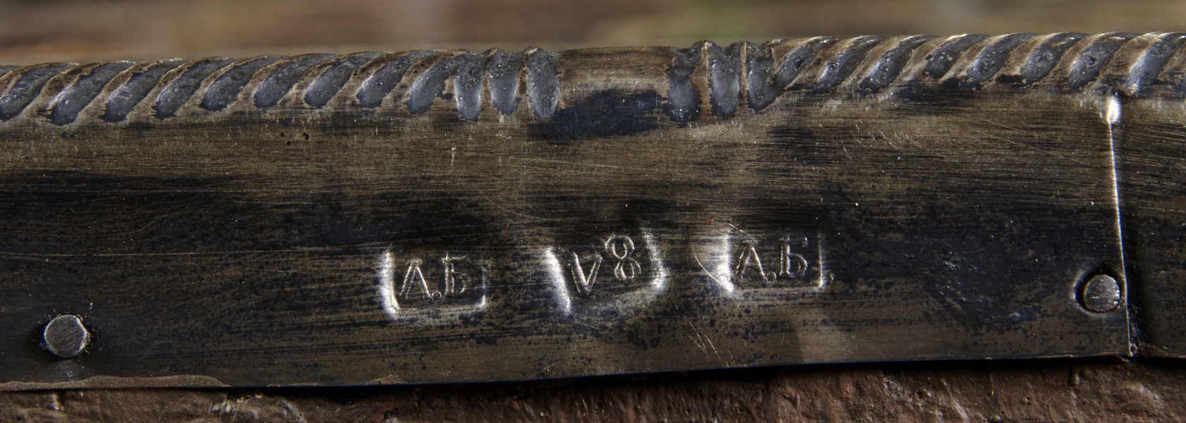 ikona w okładzie, z wizerunkiem Bogurodzicy Eleusy w półpostaci, z Dzieciątkiem siedzącym po prawej stronie, przytulonym do policzka Marii, obejmującym ją za szyję, nogi w pozycji kroczącej.