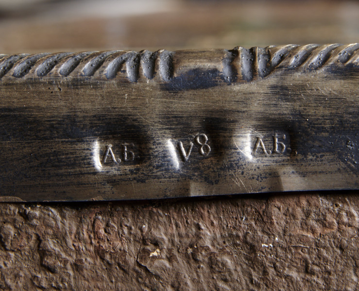 ikona w okładzie, z wizerunkiem Bogurodzicy Eleusy w półpostaci, z Dzieciątkiem siedzącym po prawej stronie, przytulonym do policzka Marii, obejmującym ją za szyję, nogi w pozycji kroczącej.