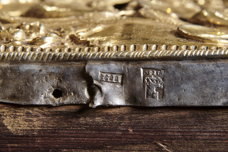 ikona w okładzie srebrnym złoconym, z wizerunkiem Bogurodzicy Radość Strapionych w całej postaci, z berłem w prawicy, stojącej wśród zwróconych do niej postaci, z towarzyszącymi aniołami, w zwieńczeniu półpostać Chrystusa Pantokratora; na lewym pasie bordiury św. Bazyli Męczennik 