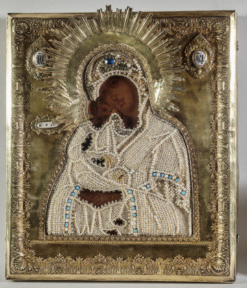 : ikona z wizerunkiem Bogurodzicy Eleusy w półpostaci, z Dzieciątkiem po lewej stronie, przytulonym do policzka Marii; w okładzie srebrnym złoconym