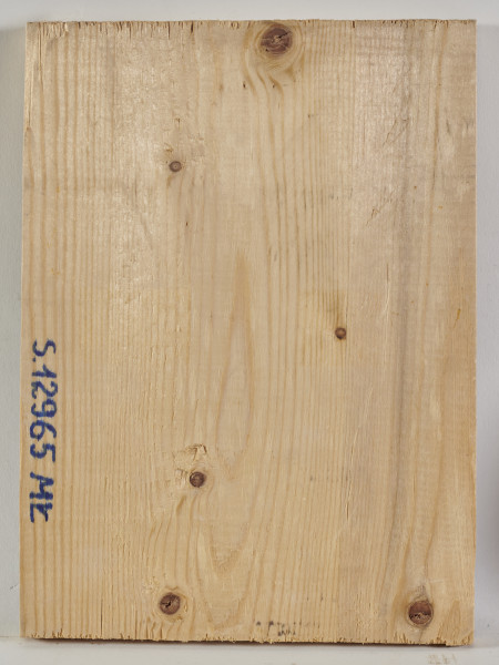 Konny wizerunek uzbrojonego św. Jerzego, który poskromiwszy smoka oddał go na postronku w ręce królewny. 