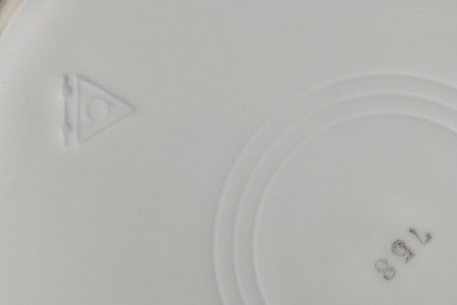 Talerz głęboki, widok fragmentu z sygnaturą, zdjęcie do kart