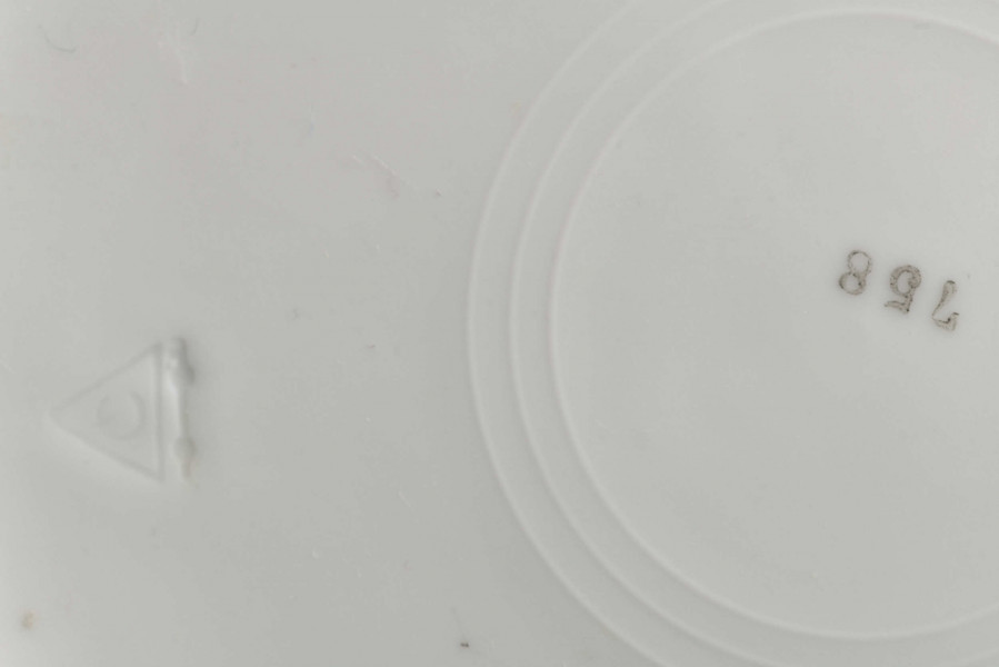 Talerz płytki, widok fragmentu z sygnaturą, zdjęcie do kart