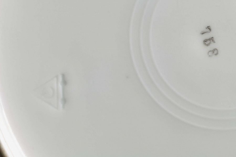 Talerz płytki, widok fragmentu z sygnaturą, zdjęcie do kart