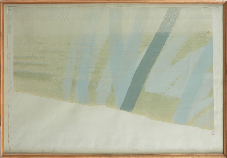 grafika - Ujęcie z przodu obrazu w ramie. Kompozycja pozioma. Na karcie papieru o nierównych krawędziach fotografia brzegu morskiego. Łagodnie sfalowane morze tuż przy piaszczystej plaży, zajmuje większą część obrazu. Fotografia z widocznym rastrem, nadrukowana od górnej krawędzi, skąd nierówną, ukośną linią opada do prawego dolnego rogu. Praca w pastelowych, żółtawo-błękitnych i bladozielonych tonacjach. Na części przedstawiającej wodę naniesione zostały z góry na dół, pod lekkim kątem szerokie pasma w odcieniach szarości.