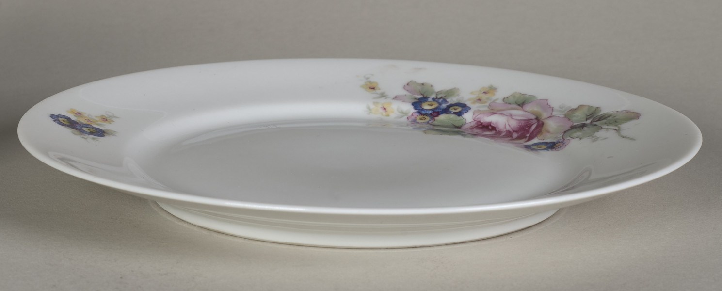 Talerz deserowy zdobiony trzema rzucikami kwiatowymi (róże, niezapominajki)