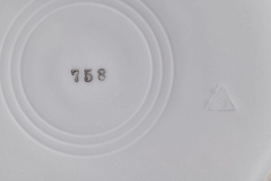 Talerz deserowy zdobiony trzema rzucikami kwiatowymi (róże, niezapominajki)