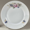 Talerz deserowy zdobiony trzema rzucikami kwiatowymi (róże, niezapominajki)