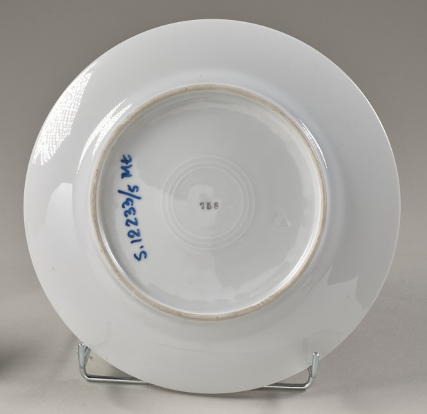 Talerz deserowy zdobiony trzema rzucikami kwiatowymi (róże, niezapominajki)