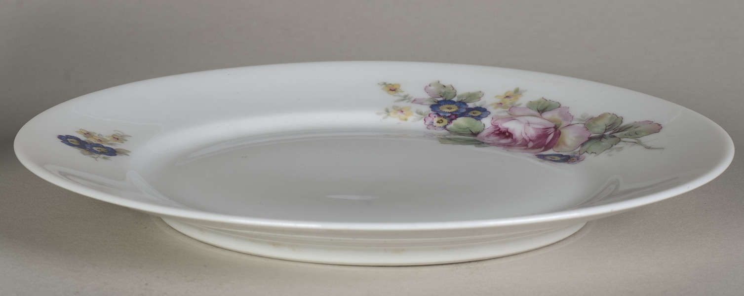 Talerz deserowy zdobiony trzema rzucikami kwiatowymi (róże, niezapominajki)