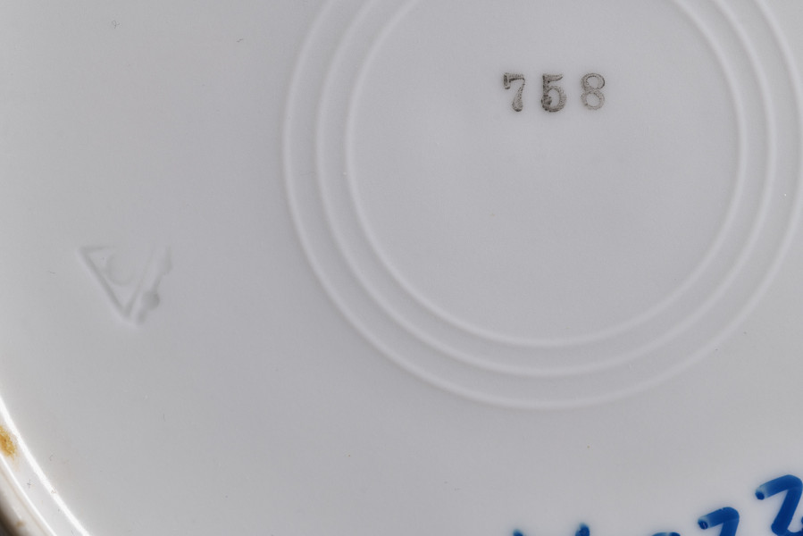 Talerz deserowy zdobiony trzema rzucikami kwiatowymi (róże, niezapominajki)