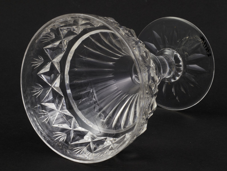 Kieliszek okrągły, ozdobiono szlifowaną dekoracją rośliną. 