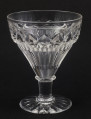 Kieliszek okrągły, ozdobiono szlifowaną dekoracją rośliną. 