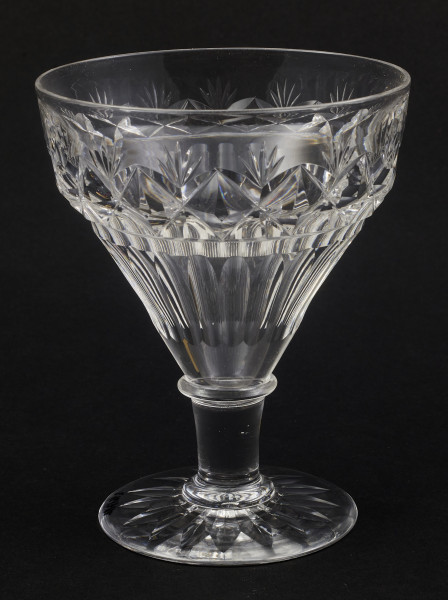 Kieliszek okrągły, ozdobiono szlifowaną dekoracją rośliną. 