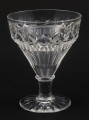 Kieliszek okrągły, ozdobiono szlifowaną dekoracją rośliną. 