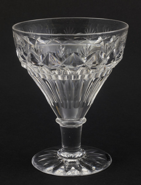 Kieliszek okrągły, ozdobiono szlifowaną dekoracją rośliną. 