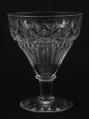 Kieliszek okrągły, ozdobiono szlifowaną dekoracją rośliną. 