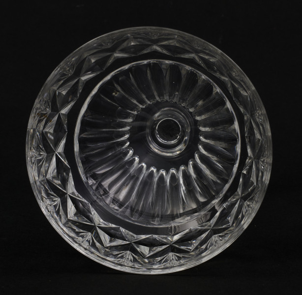 Kieliszek okrągły, ozdobiono szlifowaną dekoracją rośliną. 