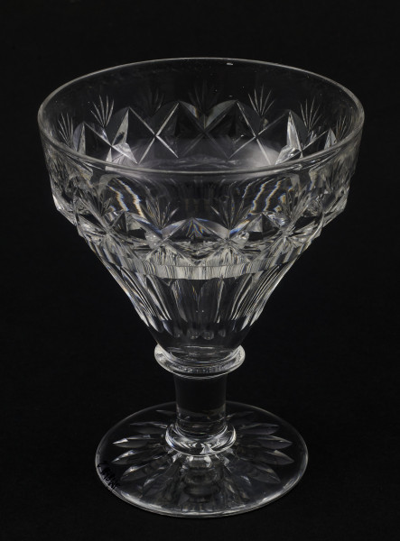 Kieliszek okrągły, ozdobiono szlifowaną dekoracją rośliną. 