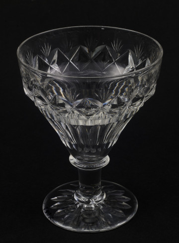 Kieliszek okrągły, ozdobiono szlifowaną dekoracją rośliną. 