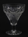 Kieliszek okrągły, ozdobiono szlifowaną dekoracją rośliną. 