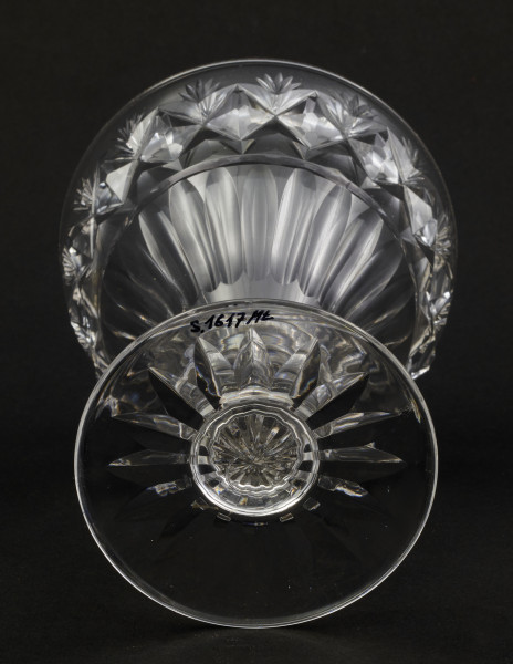 Kieliszek okrągły, ozdobiono szlifowaną dekoracją rośliną. 