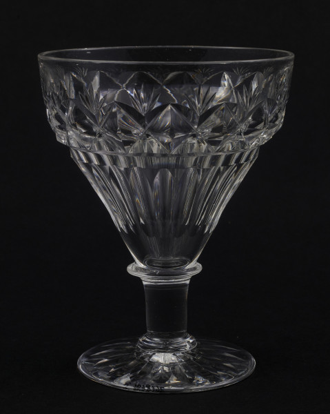 Kieliszek okrągły, ozdobiono szlifowaną dekoracją rośliną. 