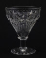 Kieliszek okrągły, ozdobiono szlifowaną dekoracją rośliną. 
