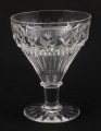 Kieliszek okrągły, ozdobiono szlifowaną dekoracją rośliną. 