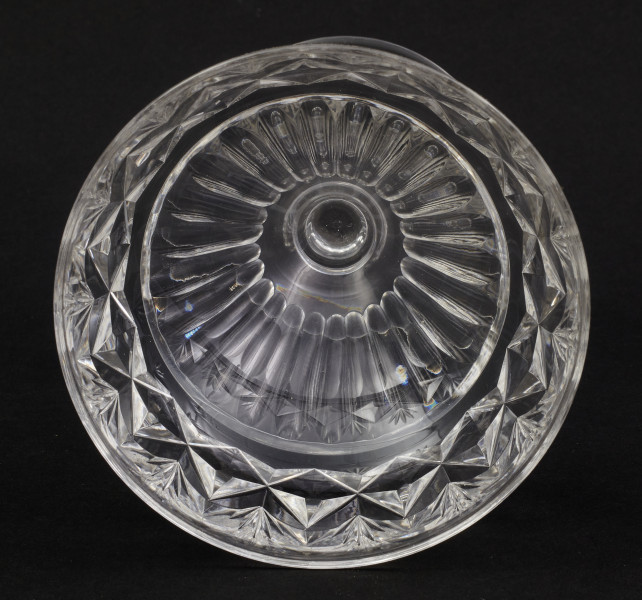 Kieliszek okrągły, ozdobiono szlifowaną dekoracją rośliną. 