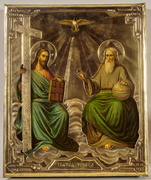 : ikona z wizerunkiem Trójcy Świętej (Współtronowanie); w okładzie metalowym powtarzającym układ kompozycji malarskiej: Bóg Ojciec w postaci starca, Chrystus w postaci syna, powyżej Duch Święty w postaci gołębicy; opisujące inskrypcje cyrylickie w czerwieni