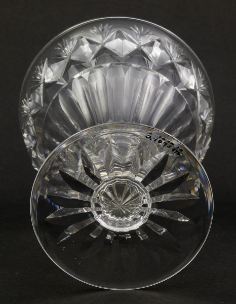 Kieliszek duży, wykonano ze szkła kryształowego
Stopa okrągła, nóżka krótka i szeroka, zakończona pierścieniem, na którym osadzona stożkowata czara. Spód stopy dekorowany płytkim szlifem o motywie wielopłatkowego kwiatka.
