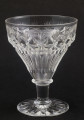 Kieliszek duży, wykonano ze szkła kryształowego
Stopa okrągła, nóżka krótka i szeroka, zakończona pierścieniem, na którym osadzona stożkowata czara. Spód stopy dekorowany płytkim szlifem o motywie wielopłatkowego kwiatka.
