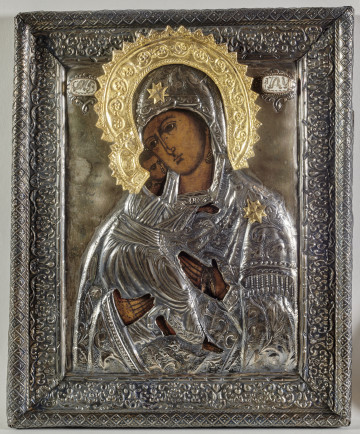 : ikona w okładzie, z wizerunkiem Bogurodzicy Eleusy w półpostaci, z Dzieciątkiem po lewej stronie, przytulonym do policzka Marii i obejmującym ją za szyję, odzianym w długie szaty, stopy bose.