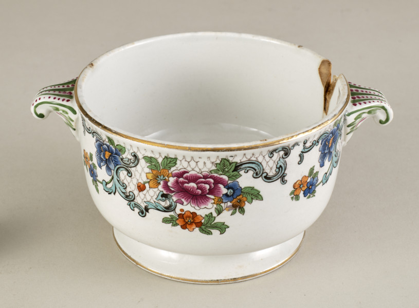 Sosjerka – naczynie wykonane z dość grubego białokremowego fajansu, w kształcie cylindrycznej czarki.