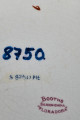Stołowy, płytki talerzyk wykonany z białego fajansu. Zdobiony wielobarwną kalkomanią, złożoną z czterech jednakowych asymetrycznych roślinnych kompozycji