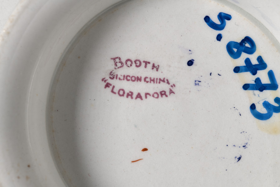 Sosjerka – naczynie wykonane z dość grubego białokremowego fajansu, w kształcie cylindrycznej czarki.