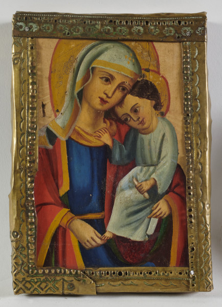 ikona z wizerunkiem Bogurodzicy Eleusy w półpostaci, z Dzieciątkiem po prawej stronie, przytulonym do policzka Marii; w okładzie mosiężnym tworzącym bordiurę pola obrazowego.