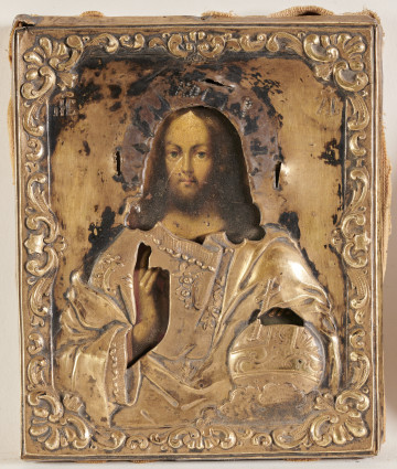 ikona z wizerunkiem Chrystusa Pantokratora ukazanego frontalnie w półpostaci, błogosławiącego prawicą, lewicą wspartego o kulę z krzyżem, postać opisana inskrypcją: „Іис Хрс”; okład srebrny złocony, powtarzający układ kompozycji malarskiej z otworami na twarz i dłonie, z inskrypcją