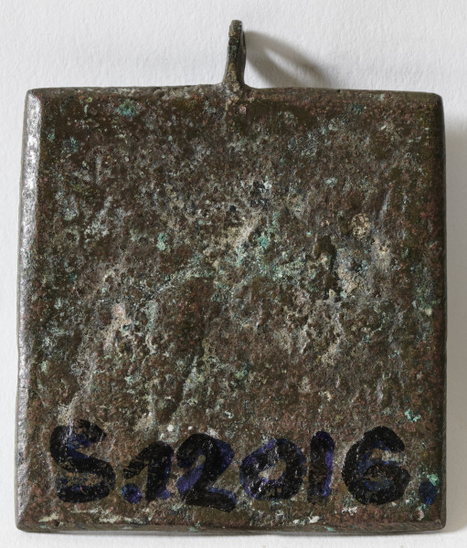 ikona z frontalnym wizerunkiem św. Mikołaja w półpostaci, błogosławiącego prawicą, w lewej ręce trzymającego zamkniętą księgę Ewangelii, odzianego w szaty biskupie; przy głowie Świętego obustronnie półpostacie Chrystusa i Bogurodzicy; inskrypcje cyrylickie 