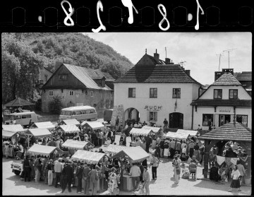 czarnobiała fotografia, lata siedemdziesiąte dwudziestego wieku, targ w kazimierzu dolnym nad wisłą