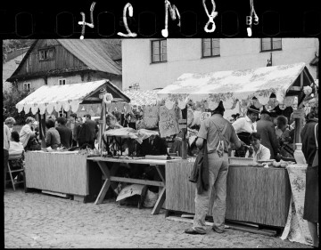 czarnobiała fotografia, lata siedemdziesiąte dwudziestego wieku, targ w kazimierzu dolnym nad wisłą