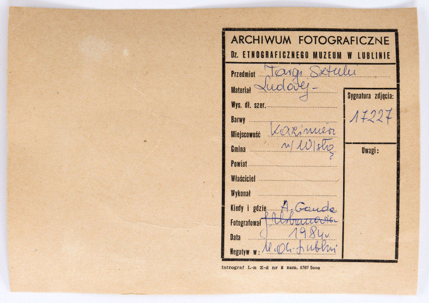 czarnobiała fotografia, lata siedemdziesiąte dwudziestego wieku, targ w&nbsp;kazimierzu dolnym nad wisłą