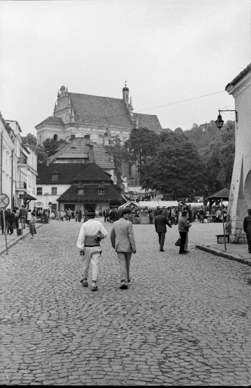 czarnobiała fotografia, lata siedemdziesiąte dwudziestego wieku, targ w&nbsp;kazimierzu dolnym nad wisłą